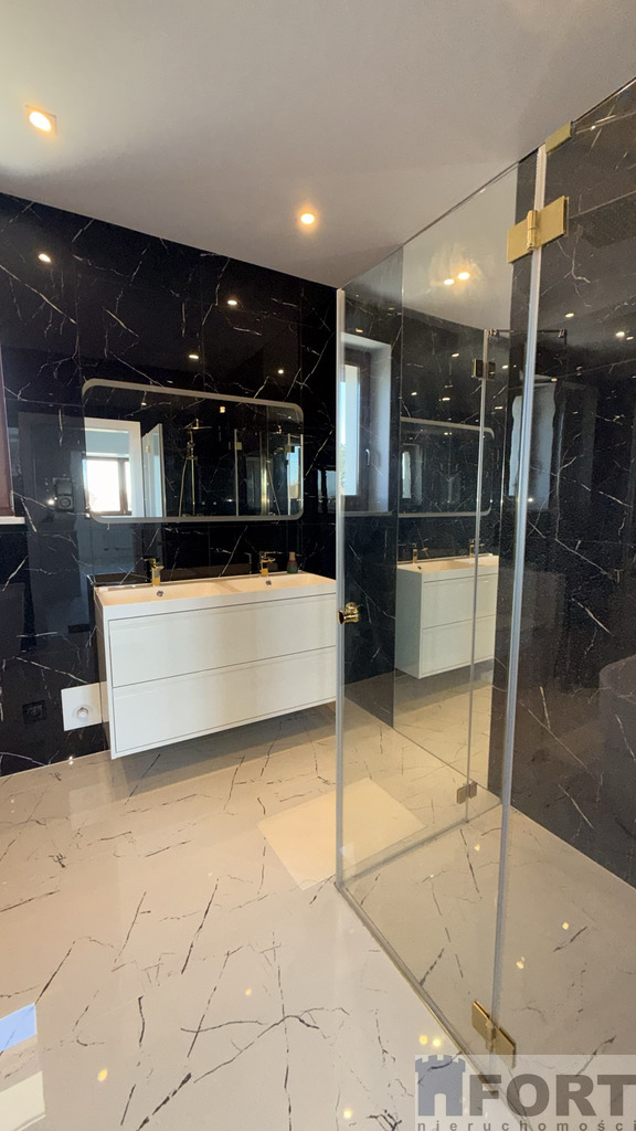 Komfortowy duży dom w doskonałej lokalizacji (10)