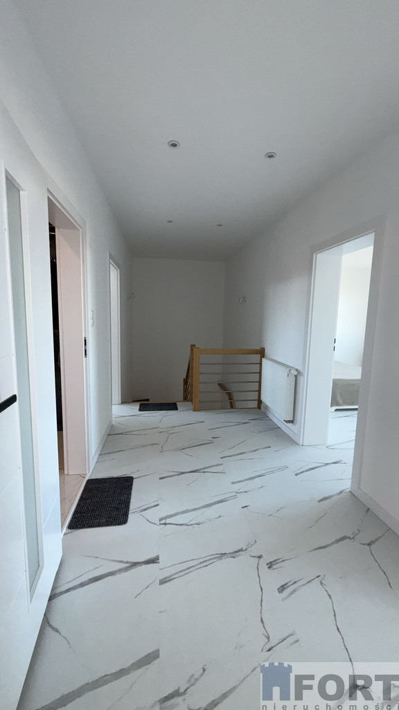 Komfortowy duży dom w doskonałej lokalizacji (23)