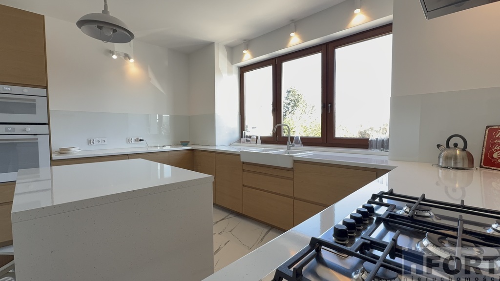 Komfortowy duży dom w doskonałej lokalizacji (16)