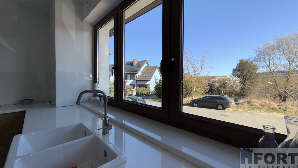 Komfortowy duży dom w doskonałej lokalizacji (20)