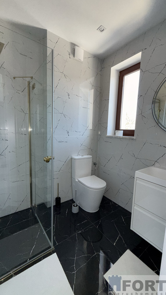 Komfortowy duży dom w doskonałej lokalizacji (26)