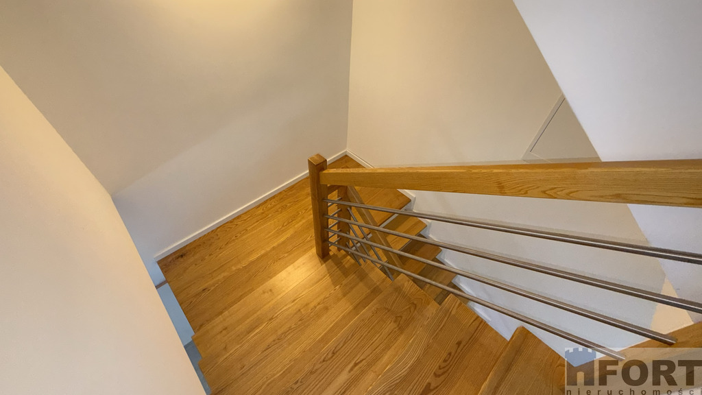 Komfortowy duży dom w doskonałej lokalizacji (30)