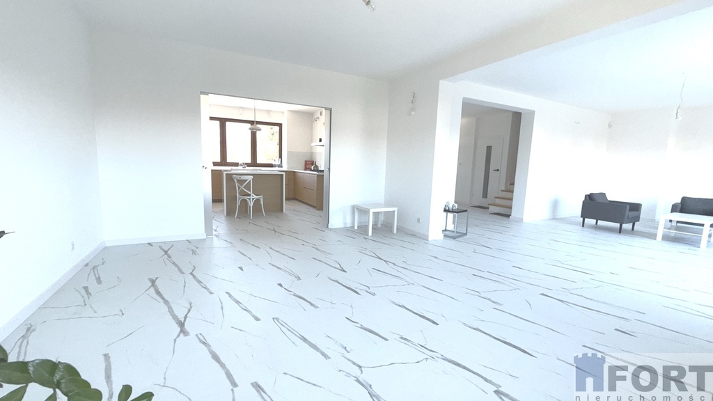 Komfortowy duży dom w doskonałej lokalizacji (13)