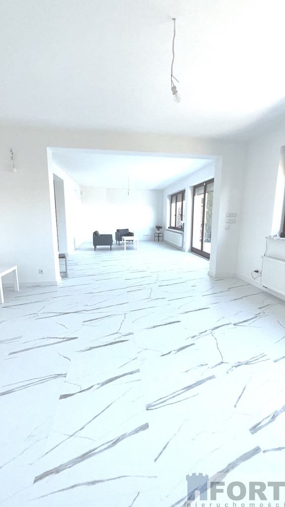 Komfortowy duży dom w doskonałej lokalizacji (18)