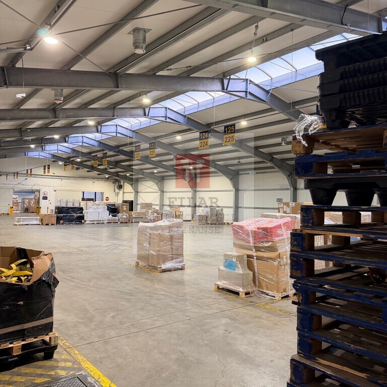 Obiekt -1 ha działki(2400m2 magazyny+770m2 biur) (2)