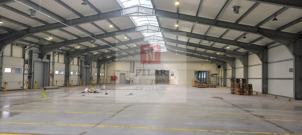 Obiekt -1 ha działki(2400m2 magazyny+770m2 biur) (9)