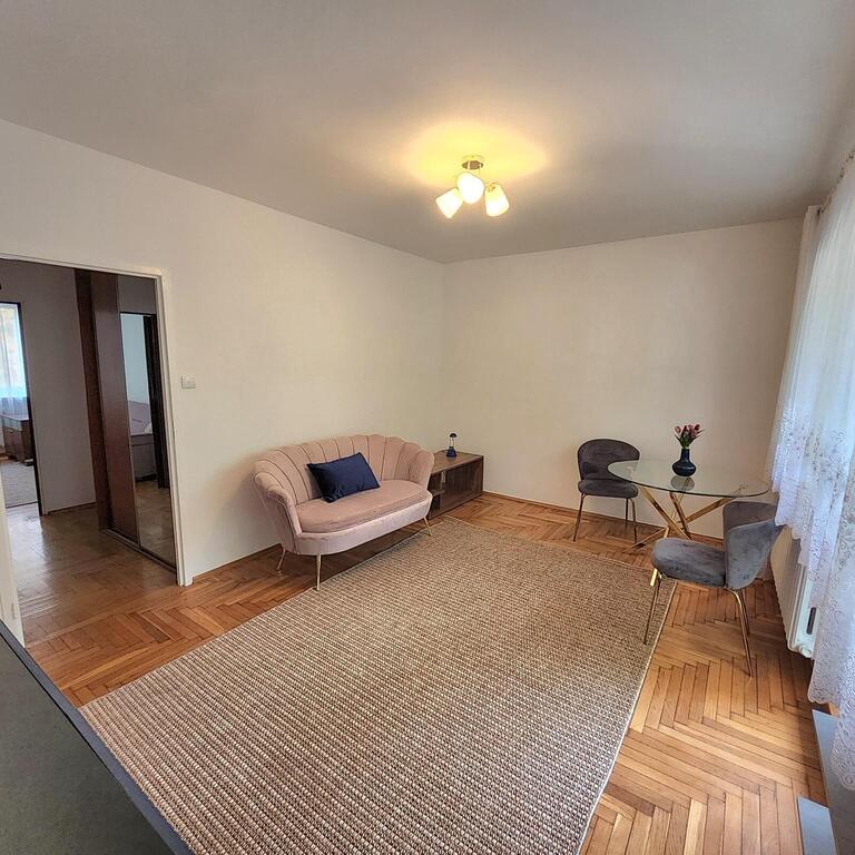 Centrum, 2 pokoje na parterze z dużym balkonem. (2)