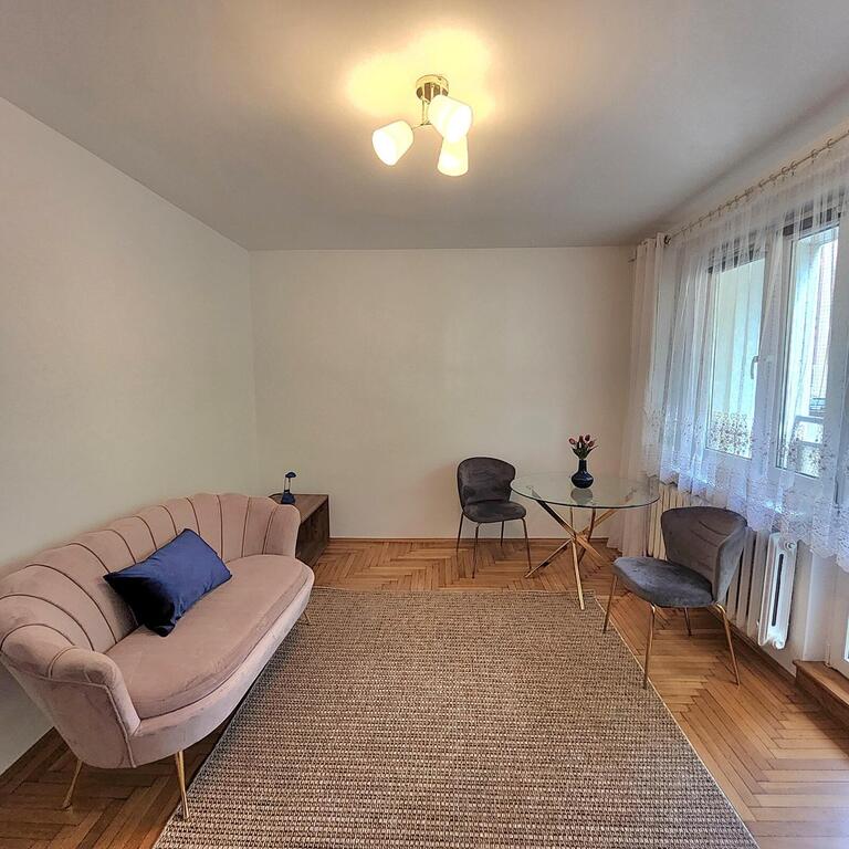 Centrum, 2 pokoje na parterze z dużym balkonem. (1)