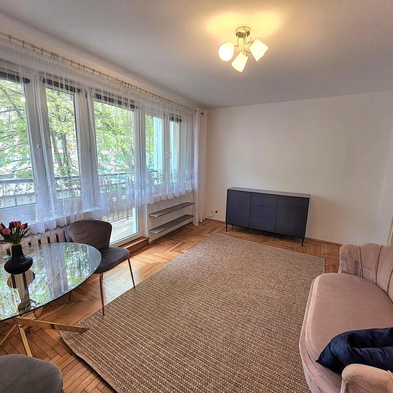 Centrum, 2 pokoje na parterze z dużym balkonem. (3)