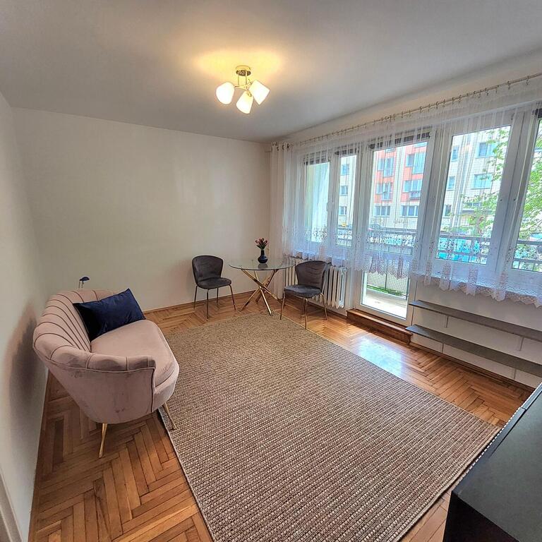 Centrum, 2 pokoje na parterze z dużym balkonem. (4)