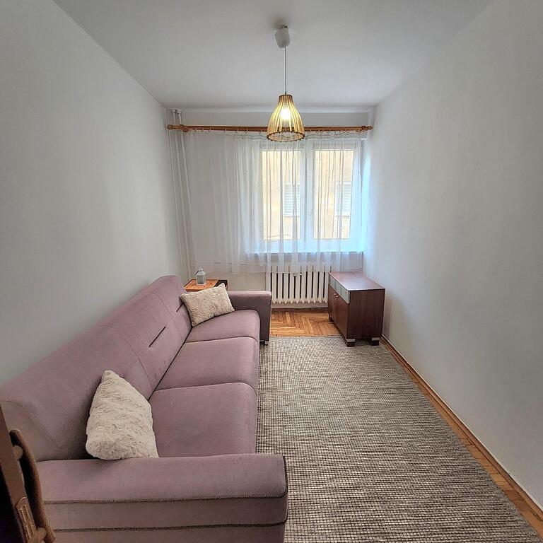 Centrum, 2 pokoje na parterze z dużym balkonem. (5)