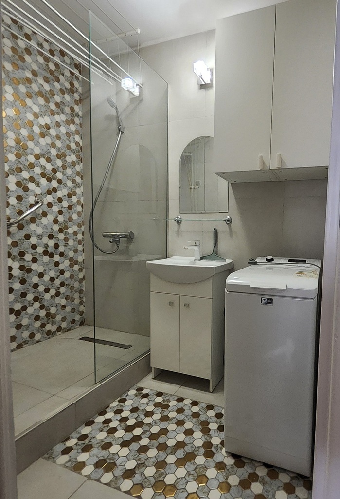 Centrum, 2 pokoje na parterze z dużym balkonem. (11)