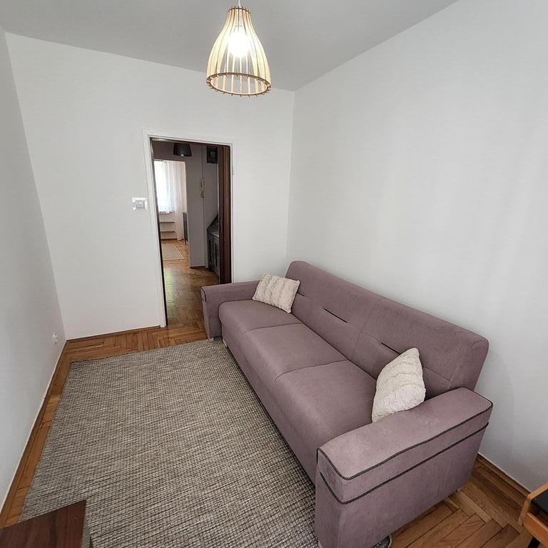 Centrum, 2 pokoje na parterze z dużym balkonem. (6)