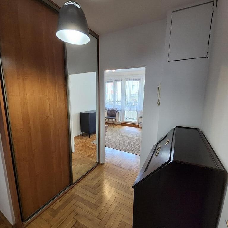 Centrum, 2 pokoje na parterze z dużym balkonem. (8)