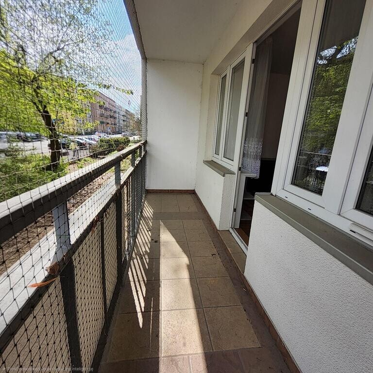 Centrum, 2 pokoje na parterze z dużym balkonem. (13)
