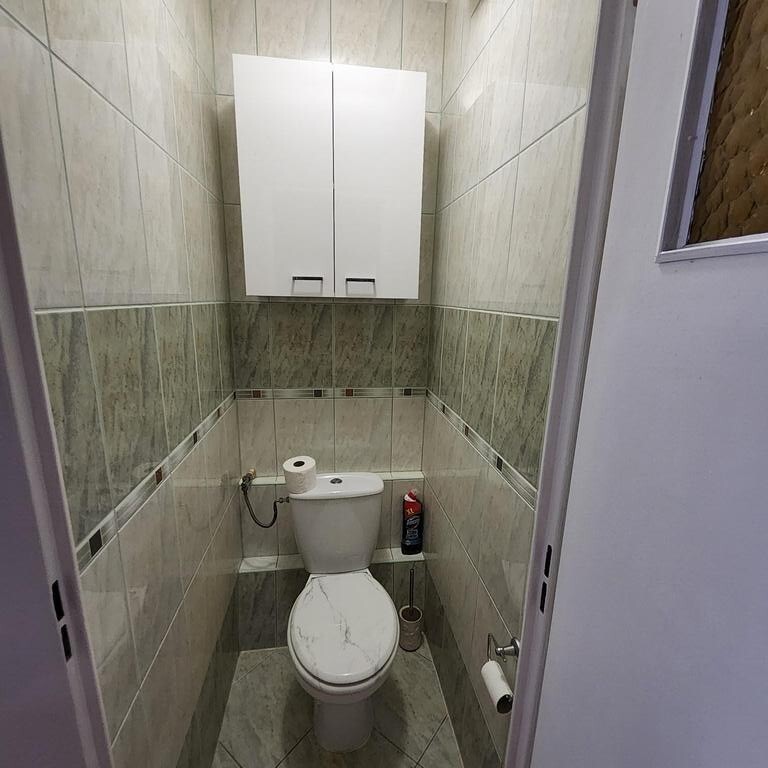 Centrum, 2 pokoje na parterze z dużym balkonem. (12)