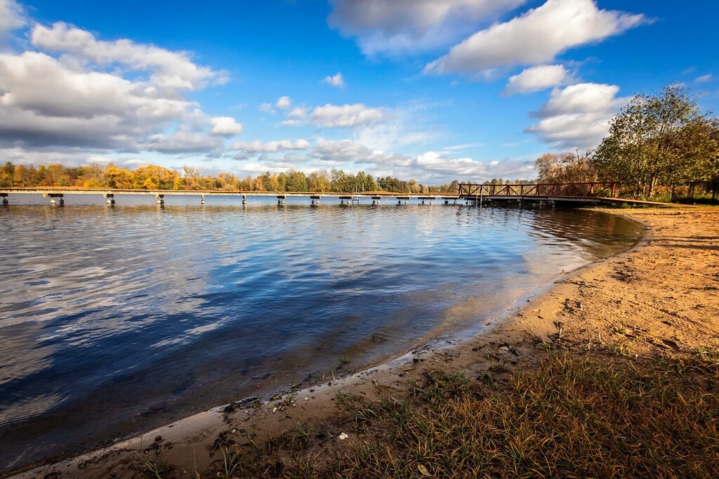 Działka budowlana z linią brzegową jeziora (1)