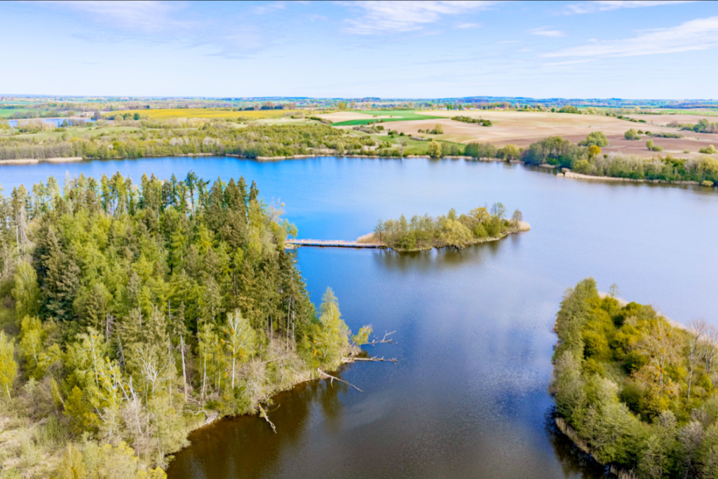 Działka budowlana z linią brzegową jeziora (2)