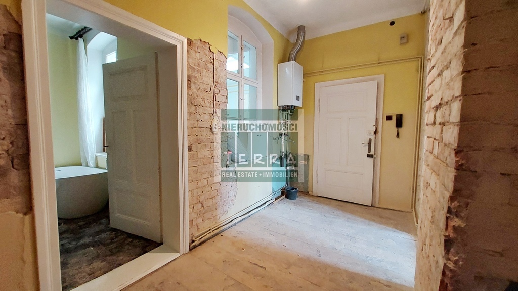 KAWALERKA w kamienicy z potencjałem! (7)