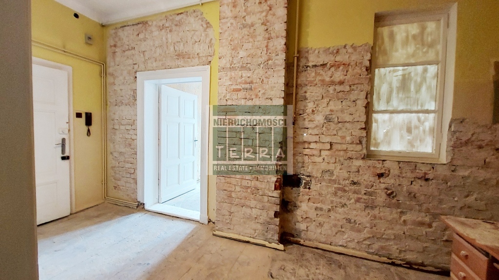 KAWALERKA w kamienicy z potencjałem! (9)