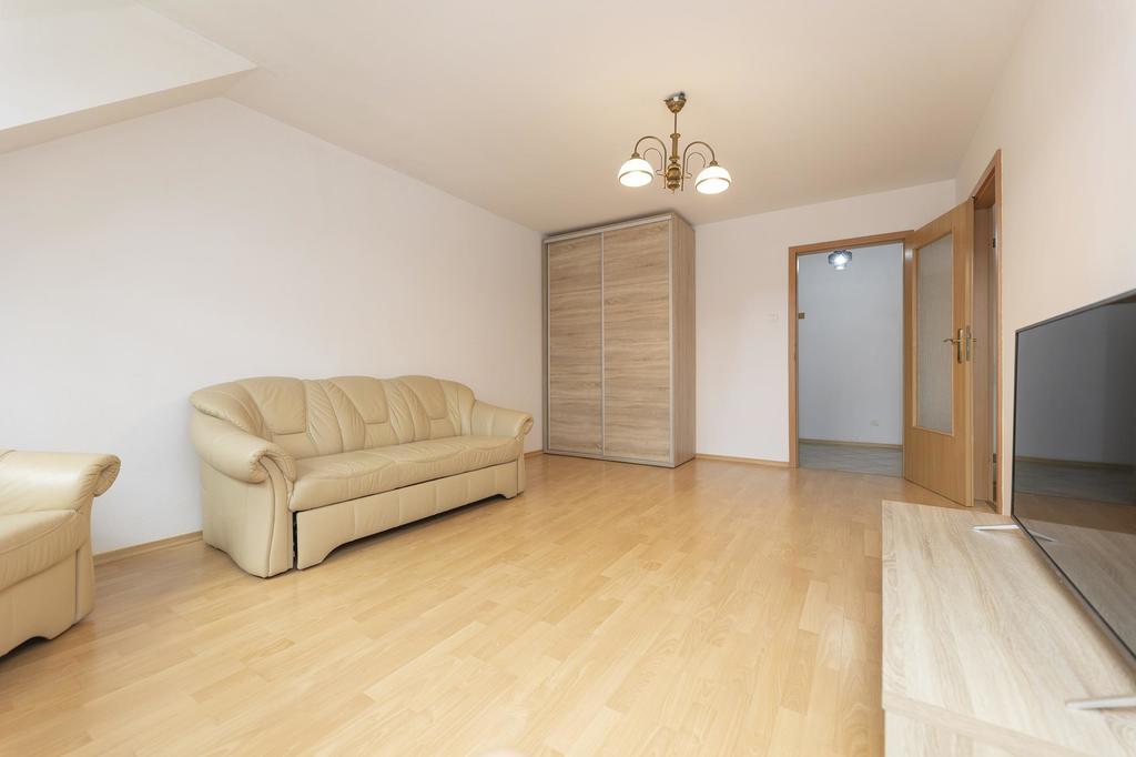 Kawalerka z prywatnym miejscem postojowym (3)