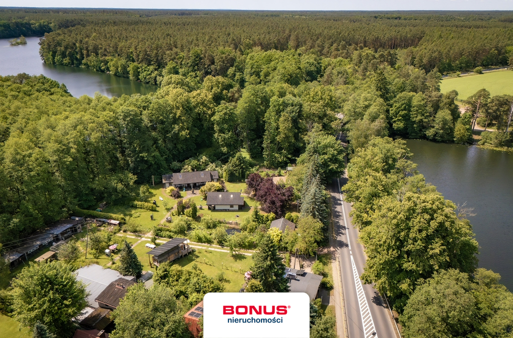 Domy przy jeziorze i lesie. (2)