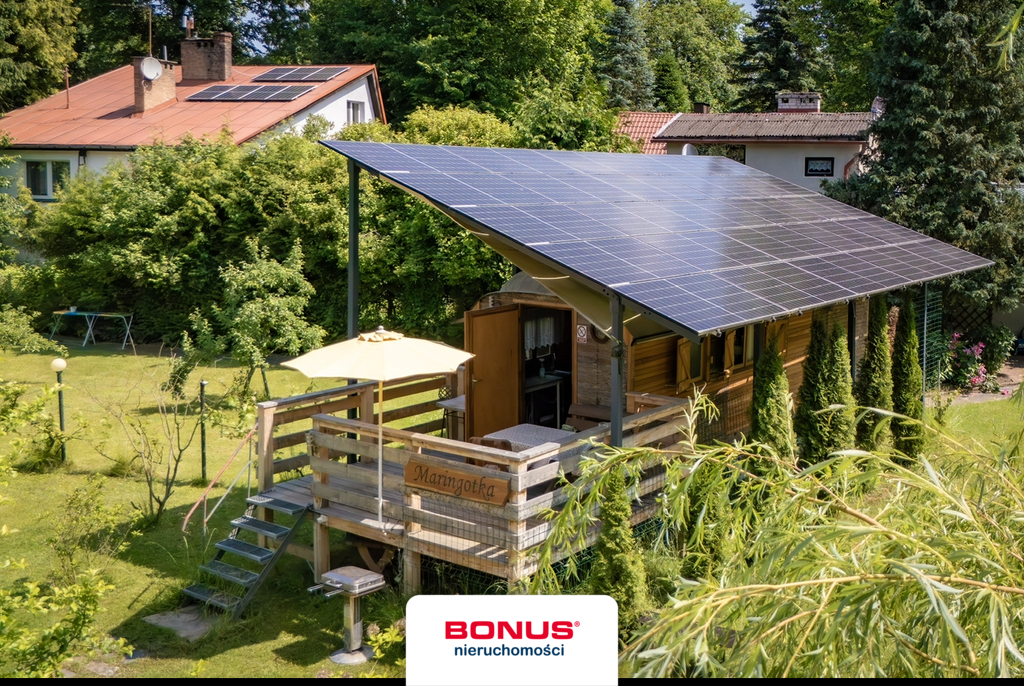 Domy przy jeziorze i lesie. (4)