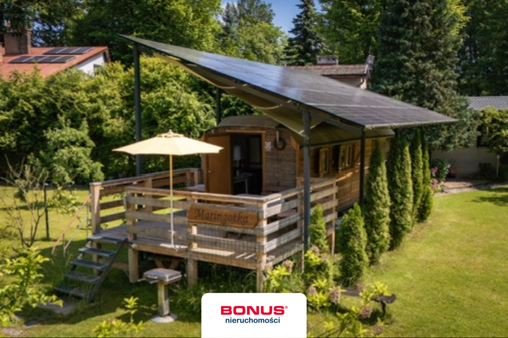 Domy przy jeziorze i lesie. (16)