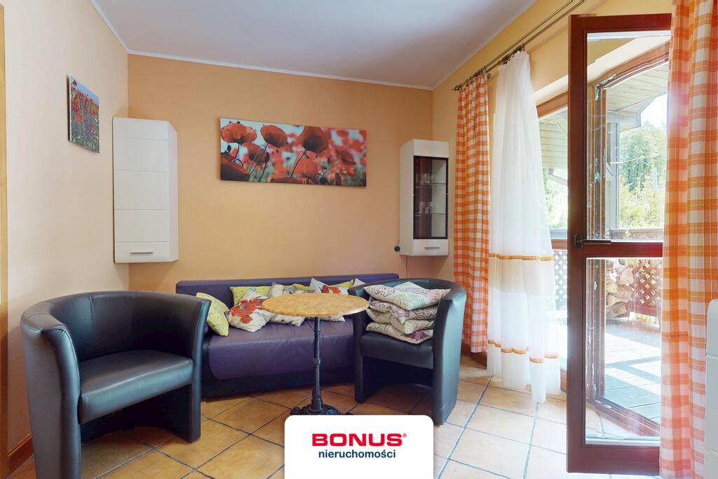 Domy przy jeziorze i lesie. (17)