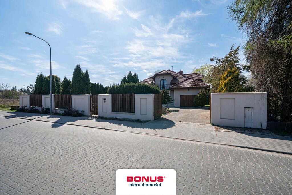 Dom wolnostojący + 2 garaże + Działka > 0,2 ha (4)