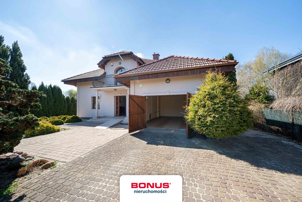 Dom wolnostojący + 2 garaże + Działka > 0,2 ha (5)