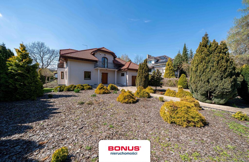 Dom wolnostojący + 2 garaże + Działka > 0,2 ha (30)