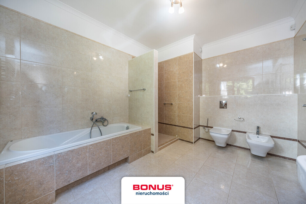 Dom wolnostojący + 2 garaże + Działka > 0,2 ha (13)