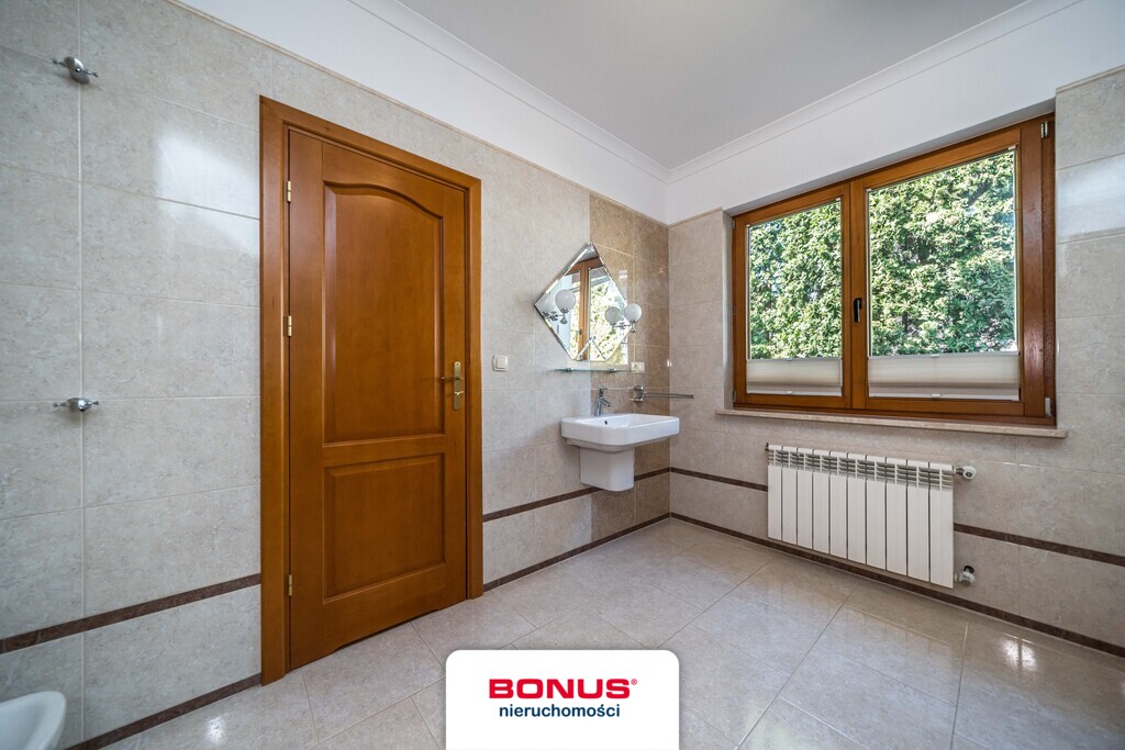 Dom wolnostojący + 2 garaże + Działka > 0,2 ha (14)