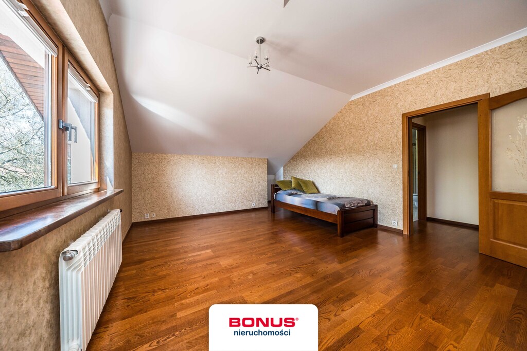 Dom wolnostojący + 2 garaże + Działka > 0,2 ha (25)