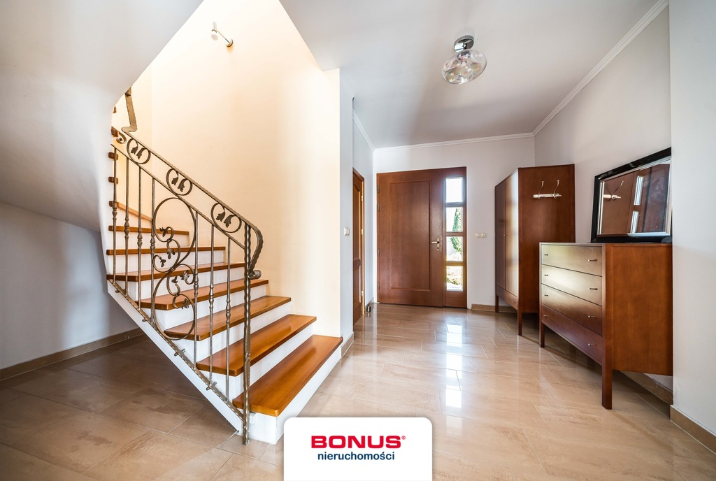 Dom wolnostojący + 2 garaże + Działka > 0,2 ha (28)