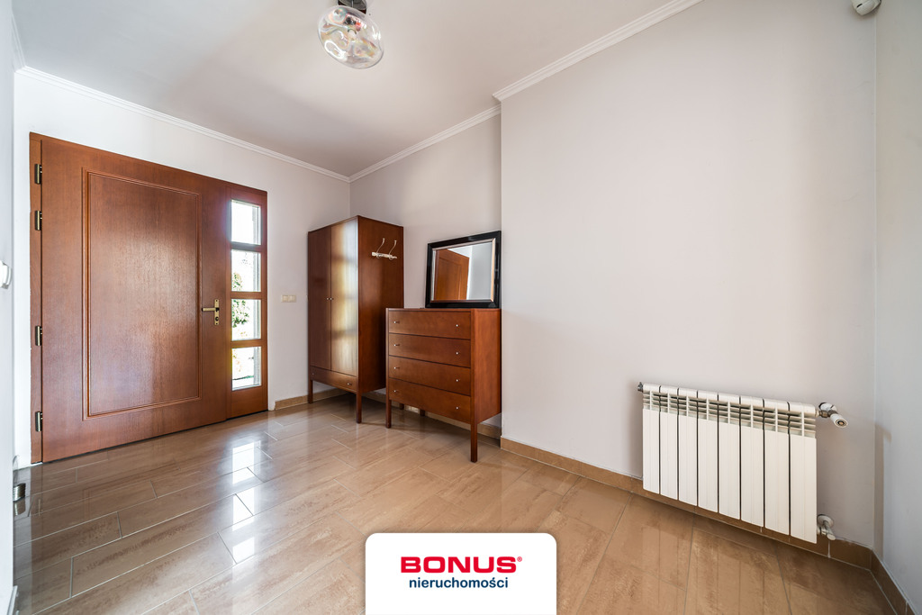 Dom wolnostojący + 2 garaże + Działka > 0,2 ha (29)