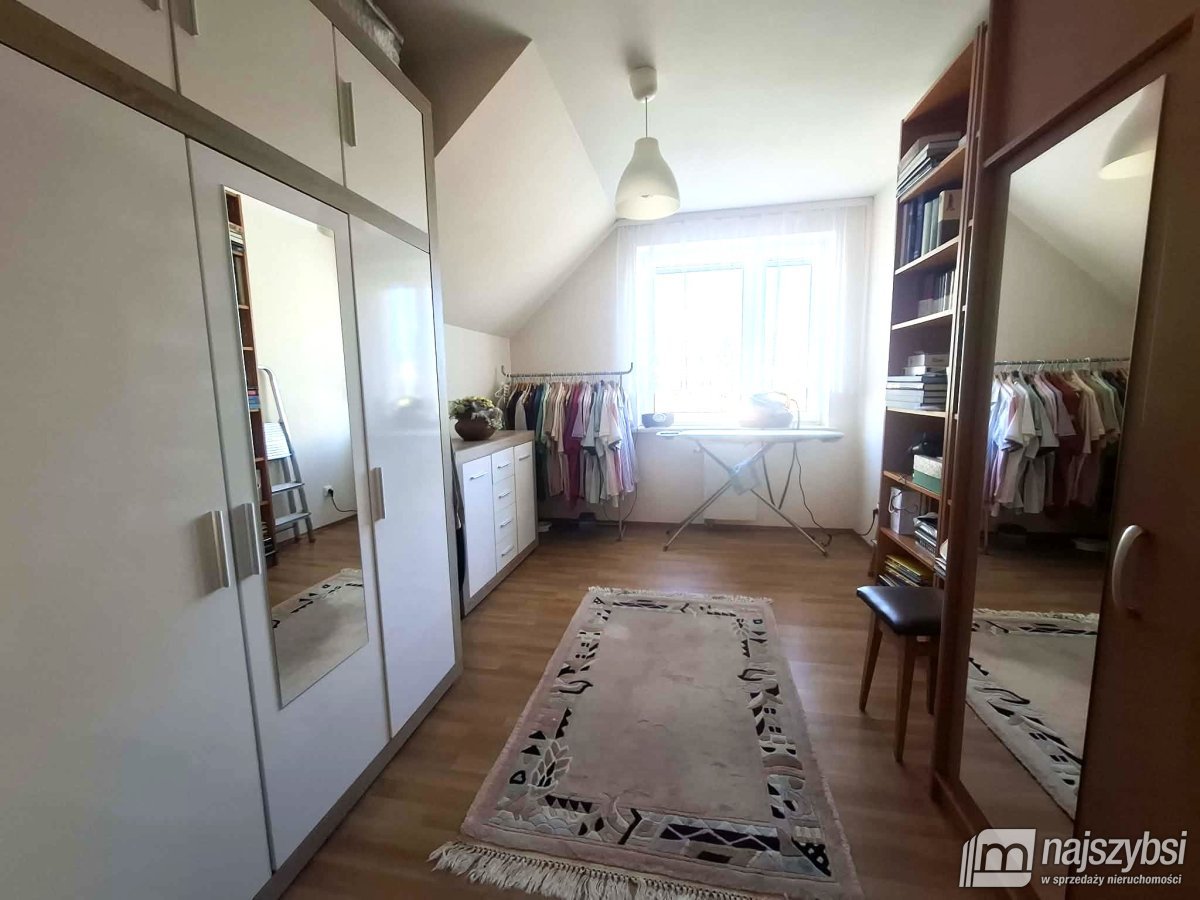 Płoty - dom z lokalem użytkowym +2 garaże (8)