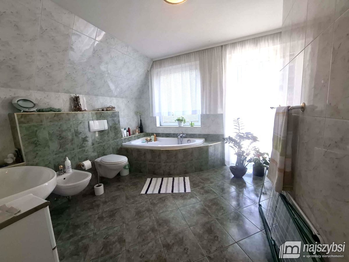 Płoty - dom z lokalem użytkowym +2 garaże (9)