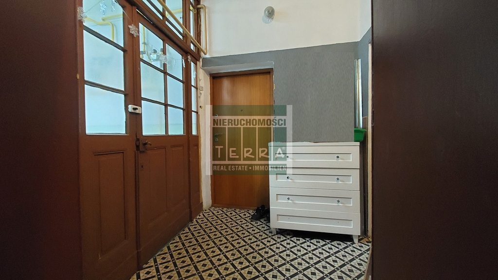 KAWALERKA w kamienicy z potencjałem! (16)