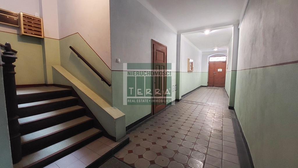 KAWALERKA w kamienicy z potencjałem! (17)