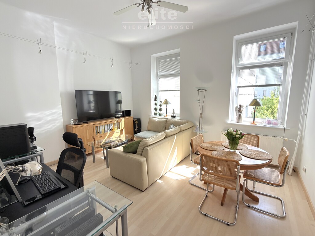 2 pok w pięknej kamienicy na biuro lub mieszkanie (1)