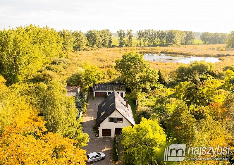 Dom w pięknej wsi z dwoma garażami. (2)