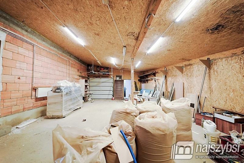 Dom w pięknej wsi z dwoma garażami. (26)