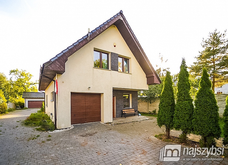 Dom w pięknej wsi z dwoma garażami. (31)