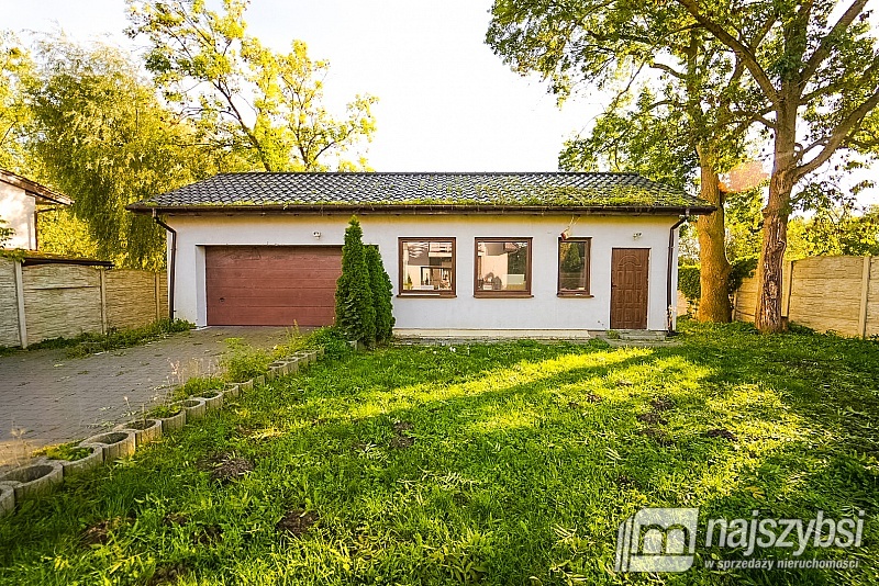 Dom w pięknej wsi z dwoma garażami. (33)