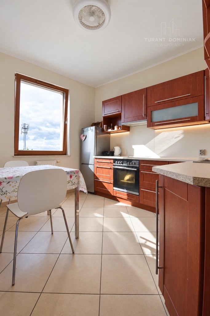 Umeblowany apartament z dużym balkonem (1)
