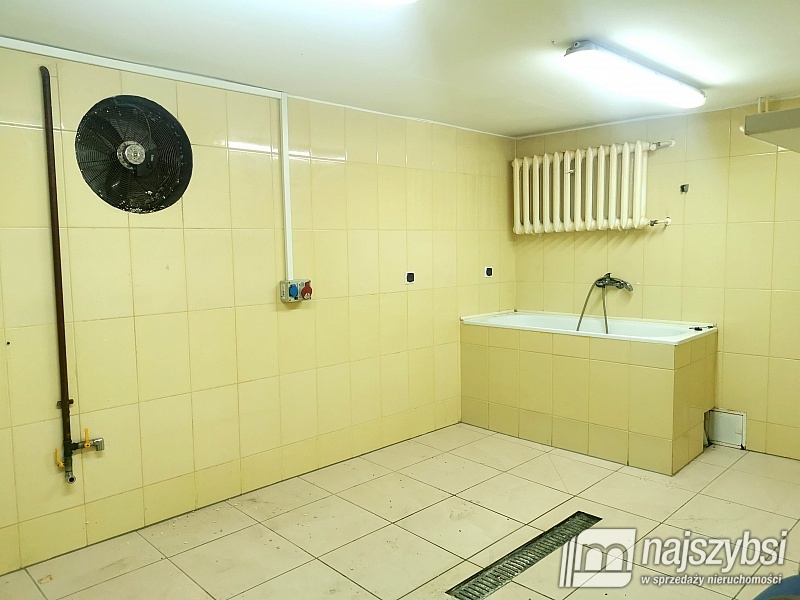 ***Duży lokal w centrum Kamienia Pomorskiego*** (9)