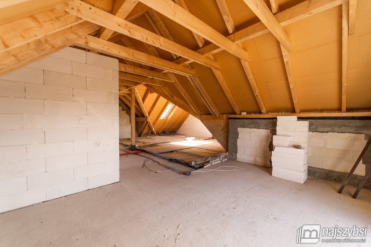 Załom - Rozbudowany bliźniak 124m2 + budynek 25m2 (19)