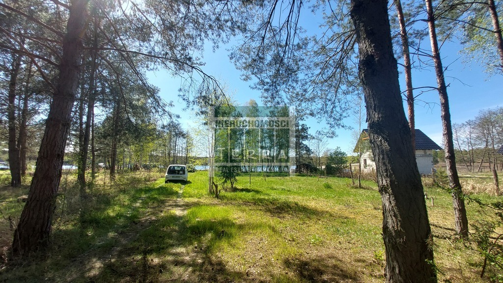 Działka z bezpośrednim dostępem do jeziora. (23)